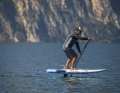 Michi Schweiger paddelt sich notfalls sogar ohne Welle aufs Foil.